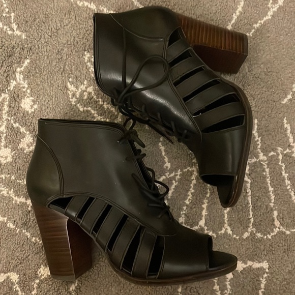 Escarpins Noirs à Bout Ouvert Et Laçage FOREVER 21 - Taille US 8.5 / UK 6.5, Occasion Très Bon état